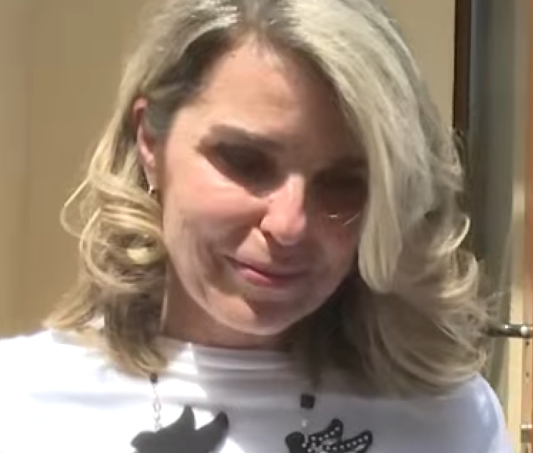 Cristela Georgescu, însoțită la vot. A început să lăcrimeze