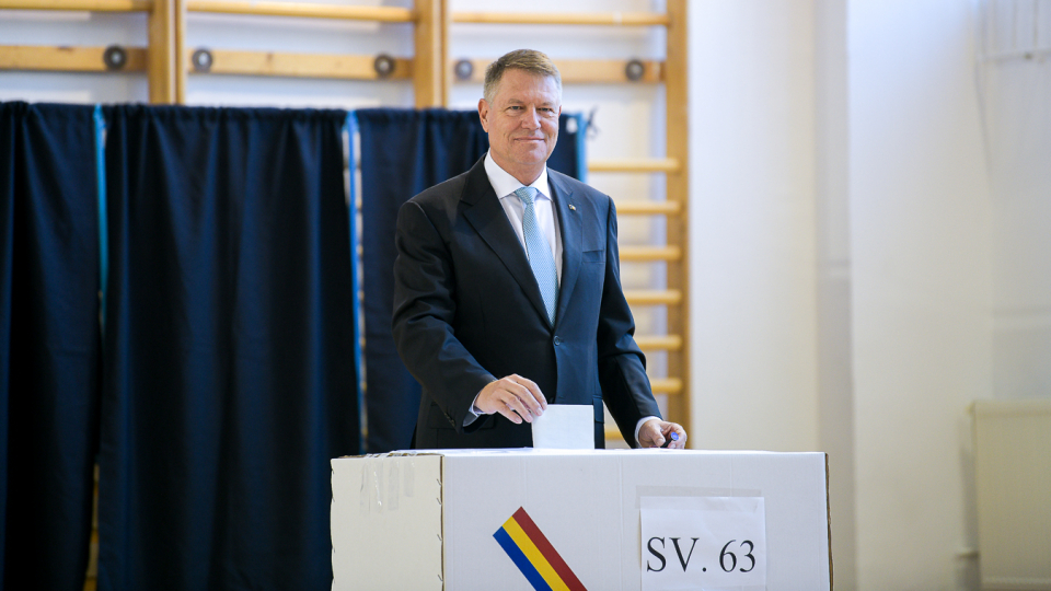 Iohannis a votat cu soția și a avertizat