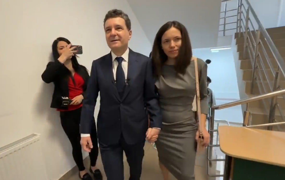 Partenera lui Nicușor Dan: Mi-au spart contul