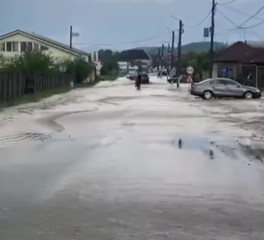 Ni s-a inundat un drum naţional (video)