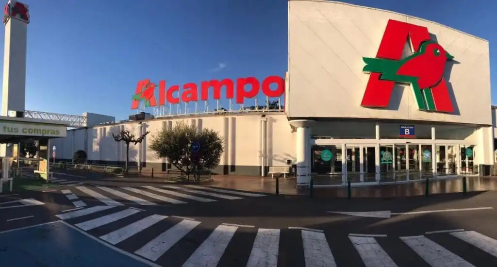 Auchan închide 25 de supermarketuri