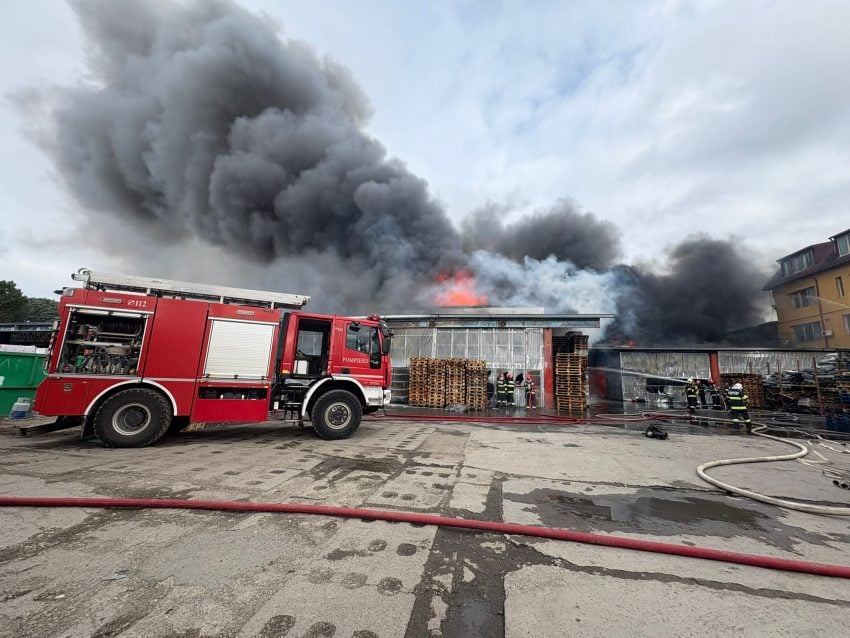 Incendiul din București, greu de stins. O școală, închisă