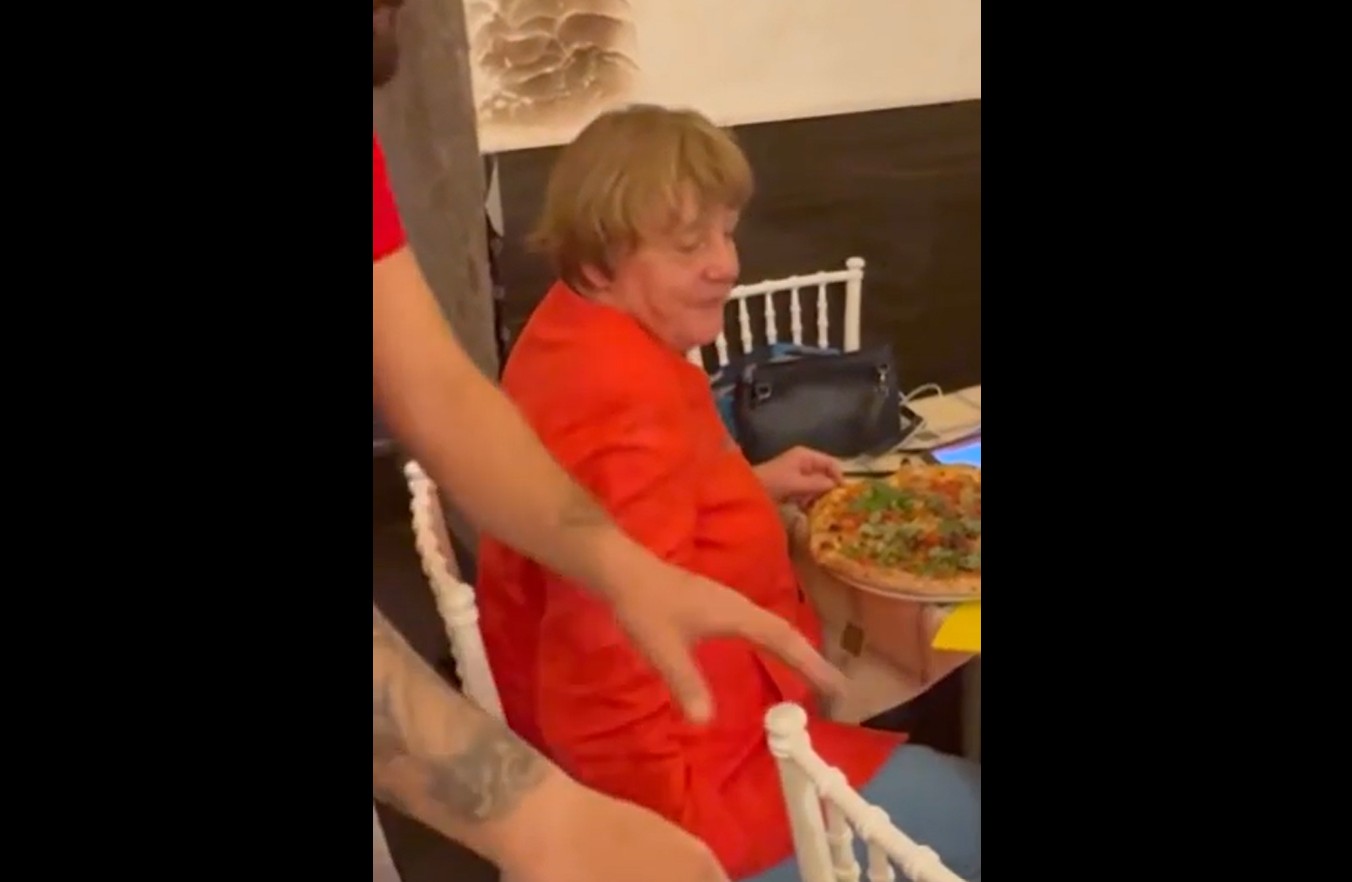 Angela Merkel, singură în pizzerie
