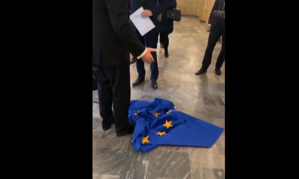 The Presidency candidate broke the EU (video) flag