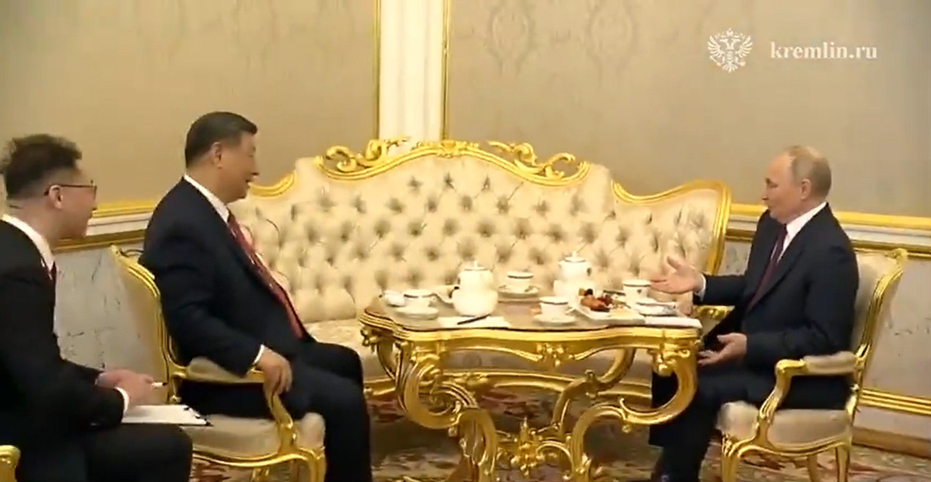 Xi și Putin la un ceai: Bea tu, ba tu!