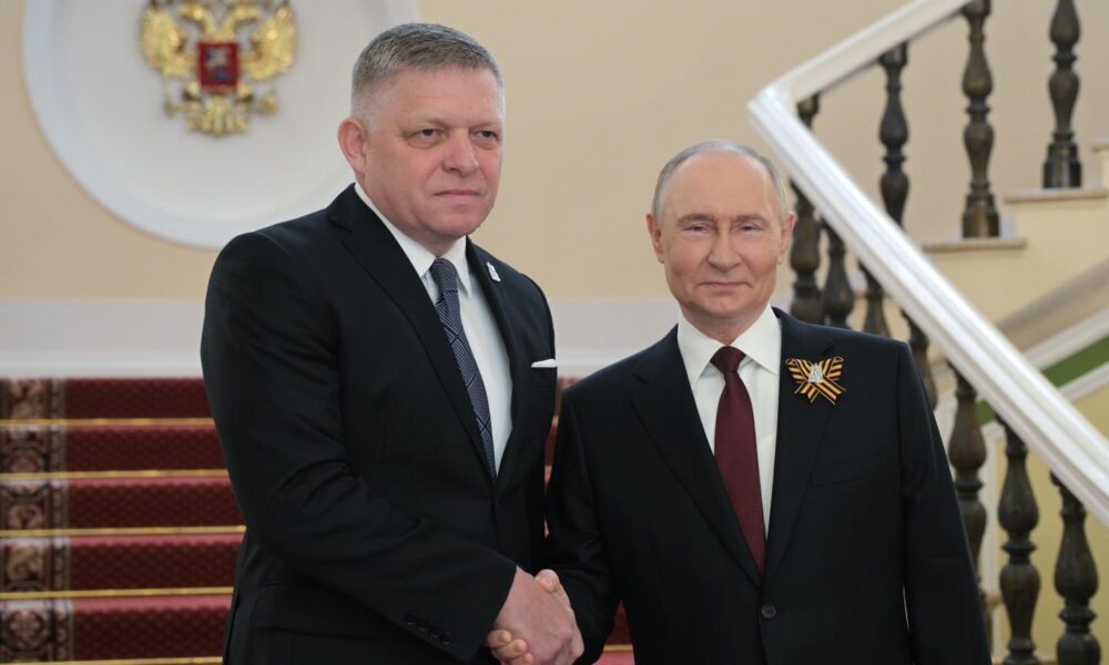 The Slovak Prime Minister, to the right of Putin: « It was an honor »