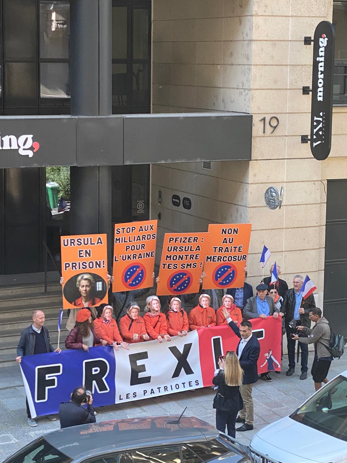 Protest la Paris față de Ursula von der Leyen
