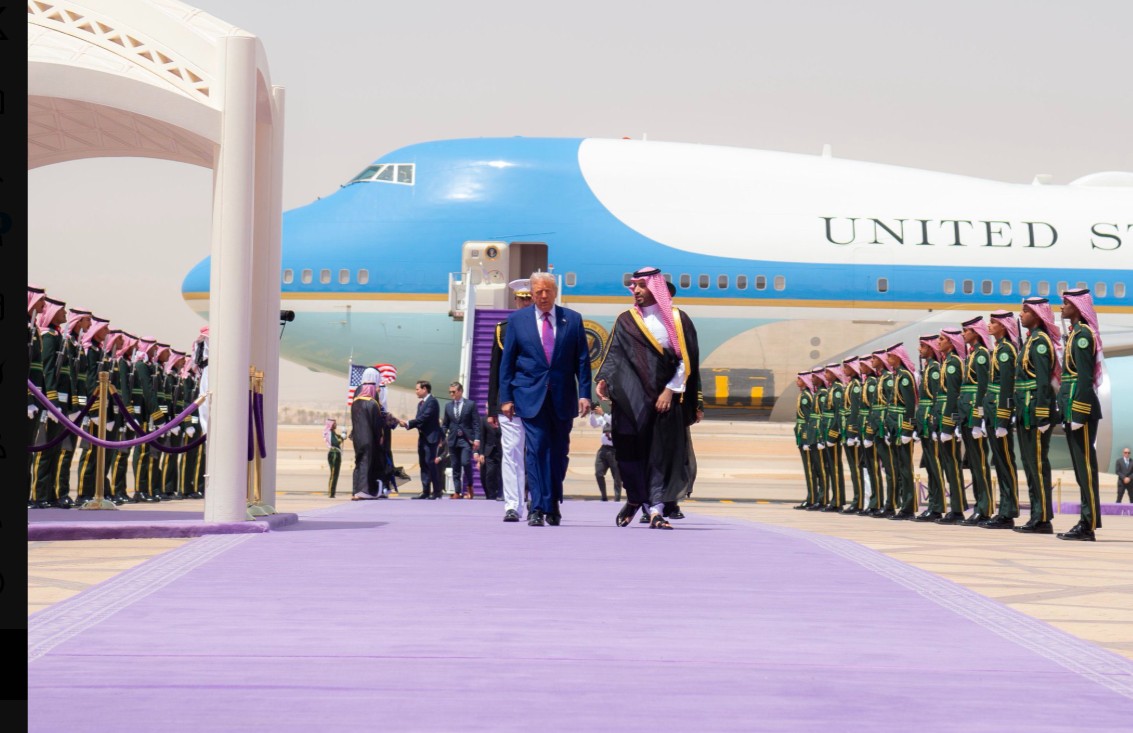 Trump, primit cu avioane de vânătoare și covor mov în Arabia Saudită