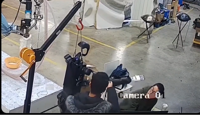 Robot umanoid scăpat de sub control într-o fabrică (video)