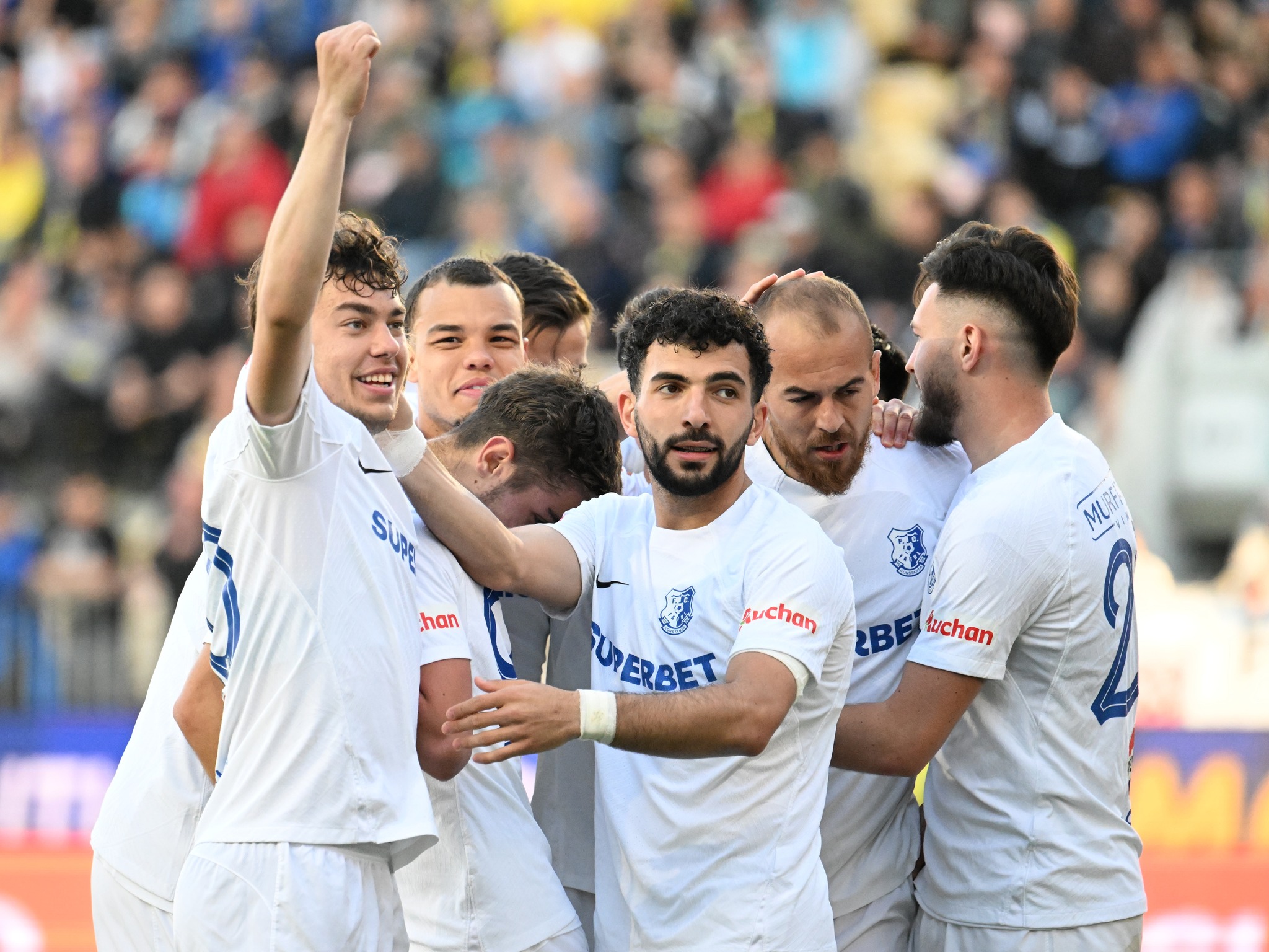 Cine se bate pentru Conference League