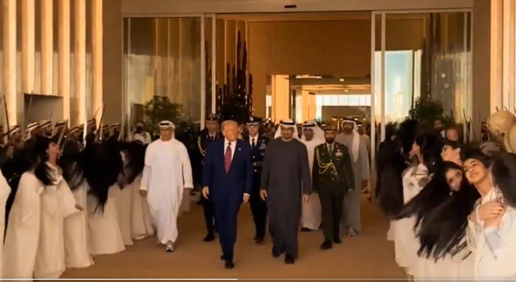 Trump primit cu Al Ayyala în Abu Dhabi (video)