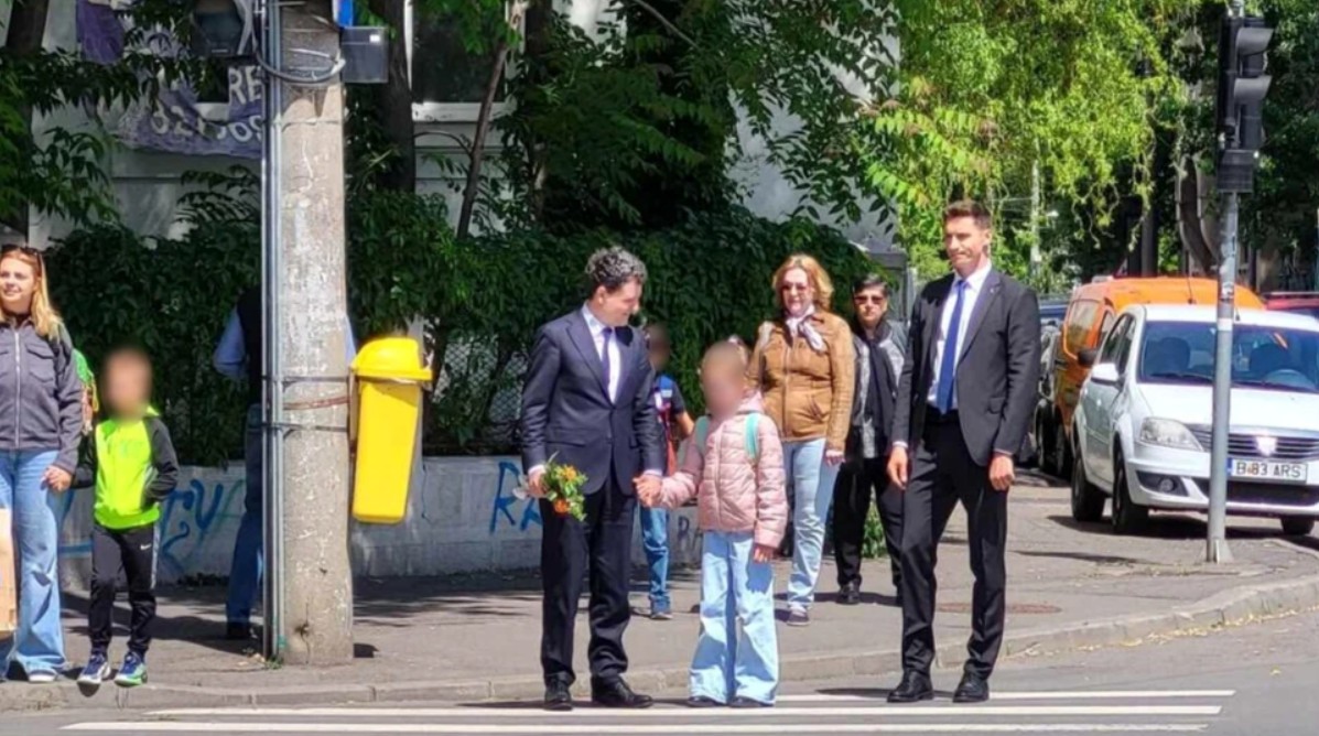 Nicușor, cu sepepistul după el