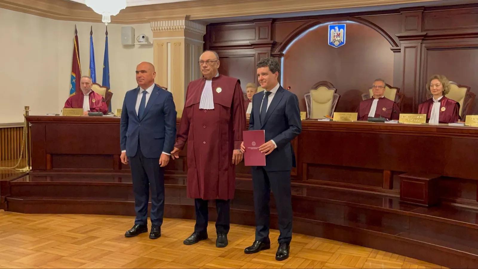 Nicușor depune jurământul la Parlament și își ia copiii la Cotroceni