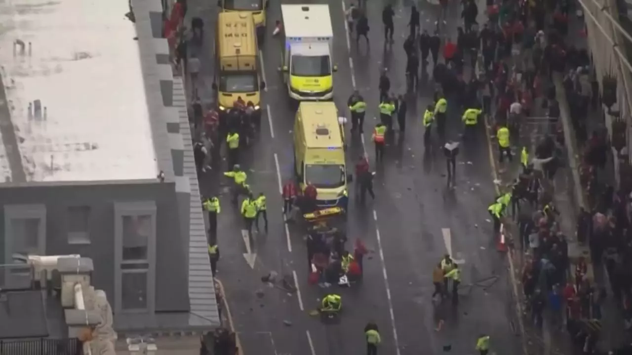 Sărbătoreau victoria Liverpool când o mașină a intrat în ei (Video)