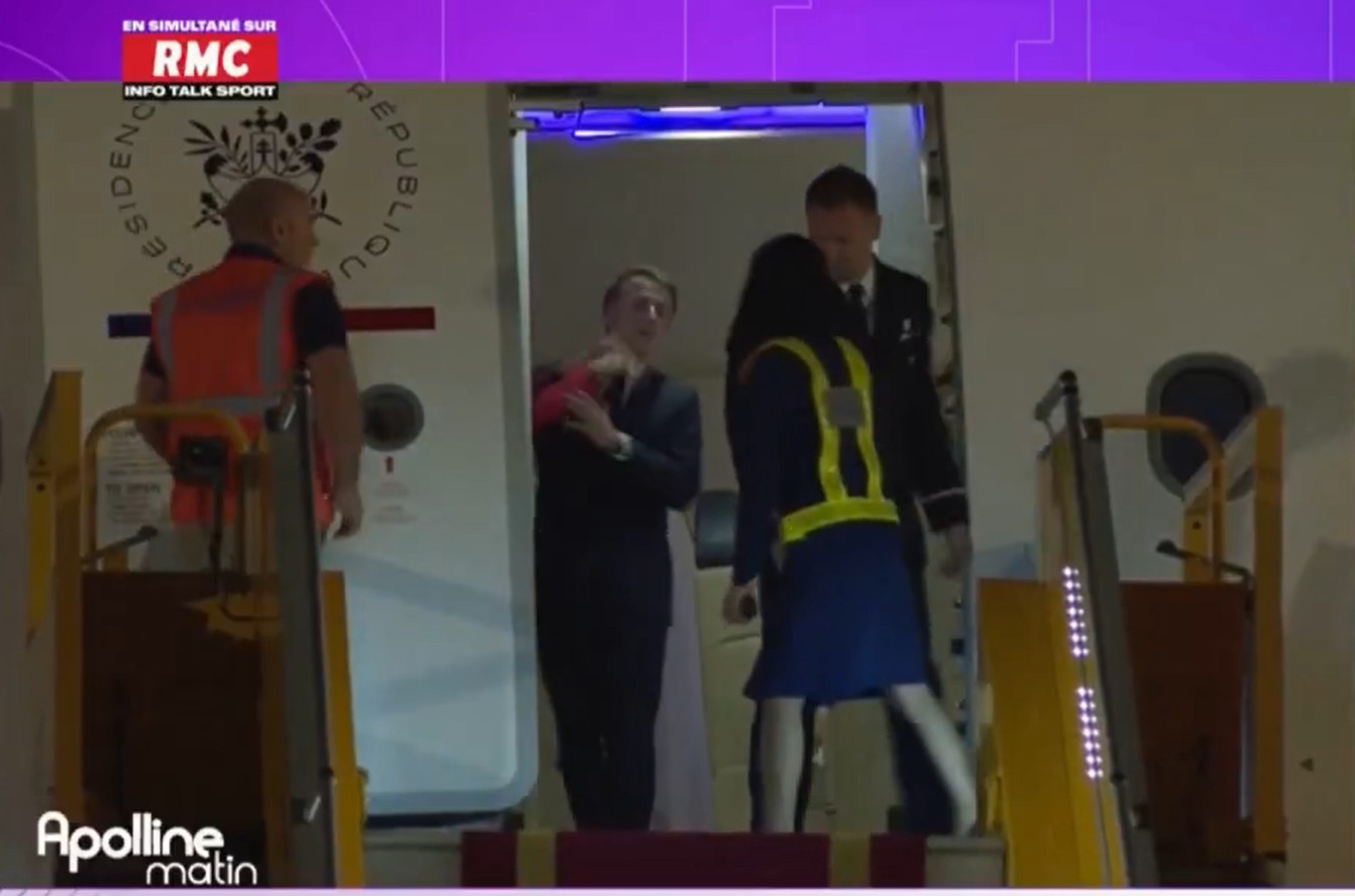 Macron, pălmuit de soție?