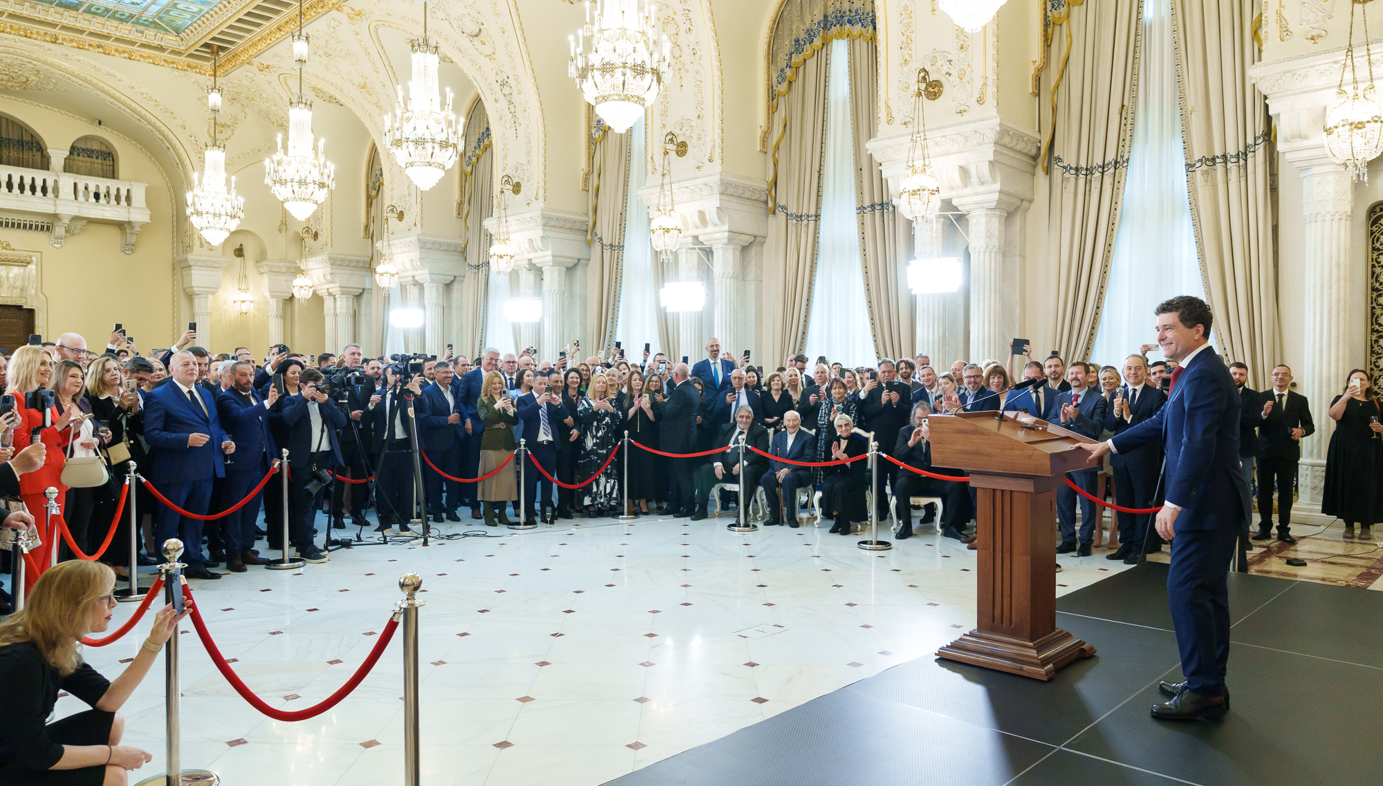 Președinte instalat ca la nuntă