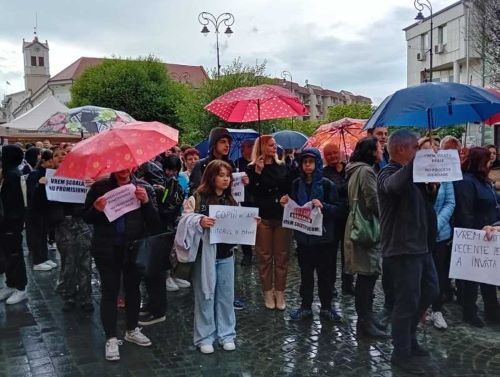 Protest la singurul liceu teoretic de limbă română din Sfântu Gheorghe: „Rușine să vă fie!’”