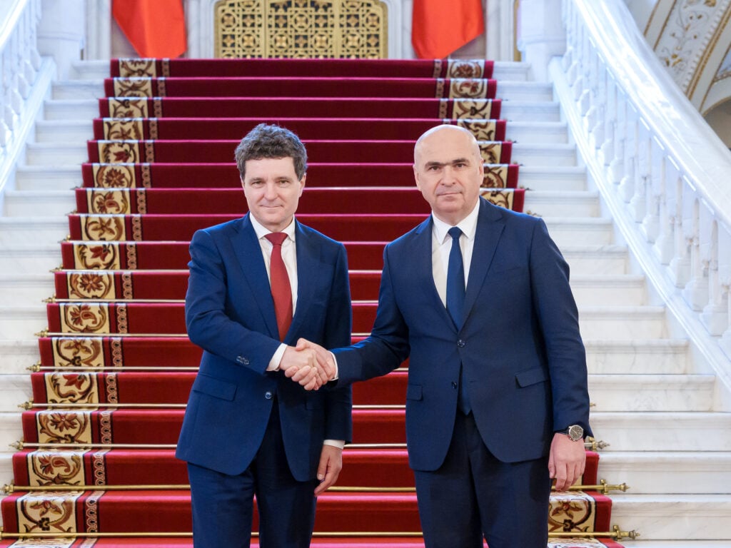 Improvizații la Cotroceni și la Piața Victoriei