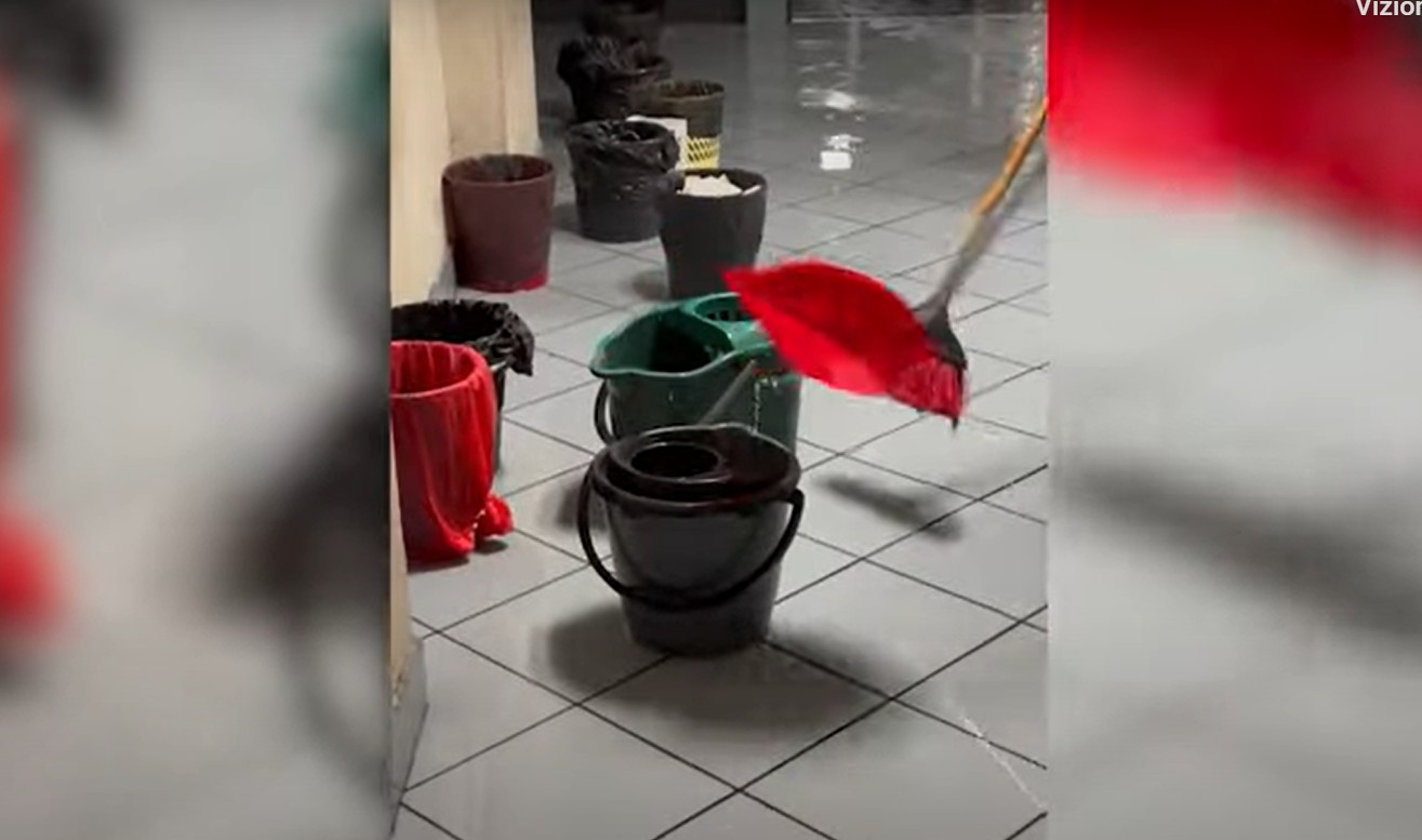 În birourile TVR, plouă ca afară (video)