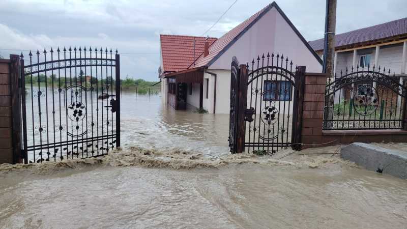 Apele au făcut prăpăd. Gospodării inundate, străzi blocate, evacuări