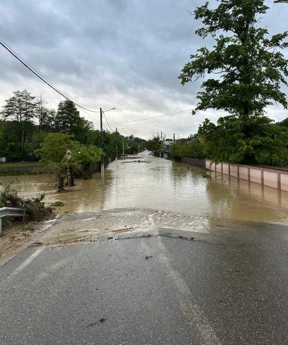 Un pod s-a rupt. Oameni blocați la mănăstire