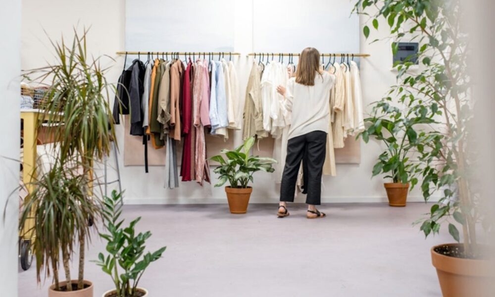 How to dress chic with little money