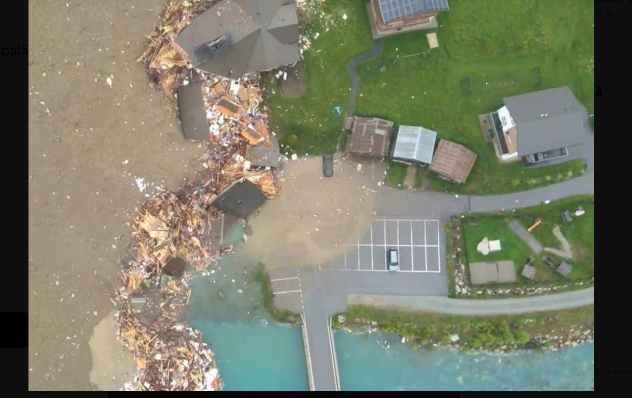 Sat acoperit de gheață, noroi și rocă