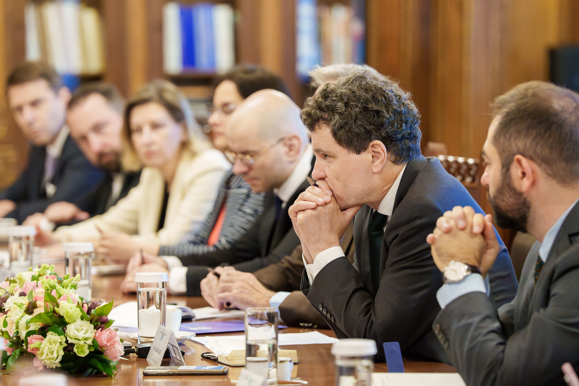 Mesaj către Nicușor Dan: Te mint toate companiile