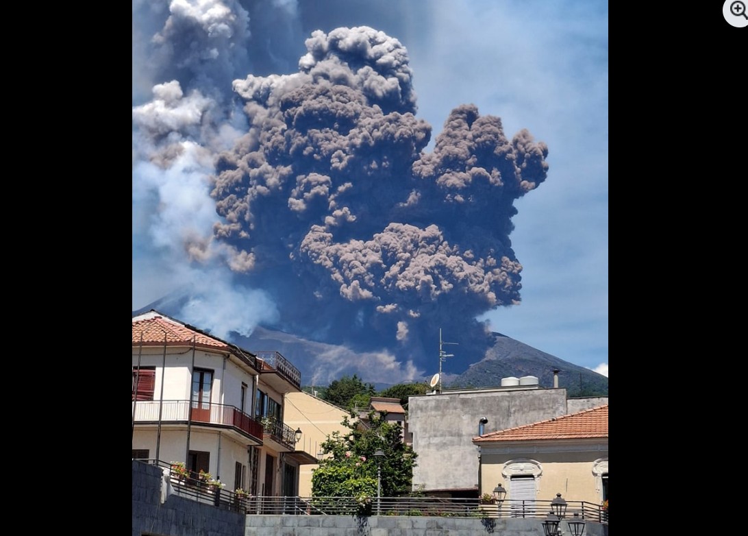 Etna erupe din nou. Alertă de aviație