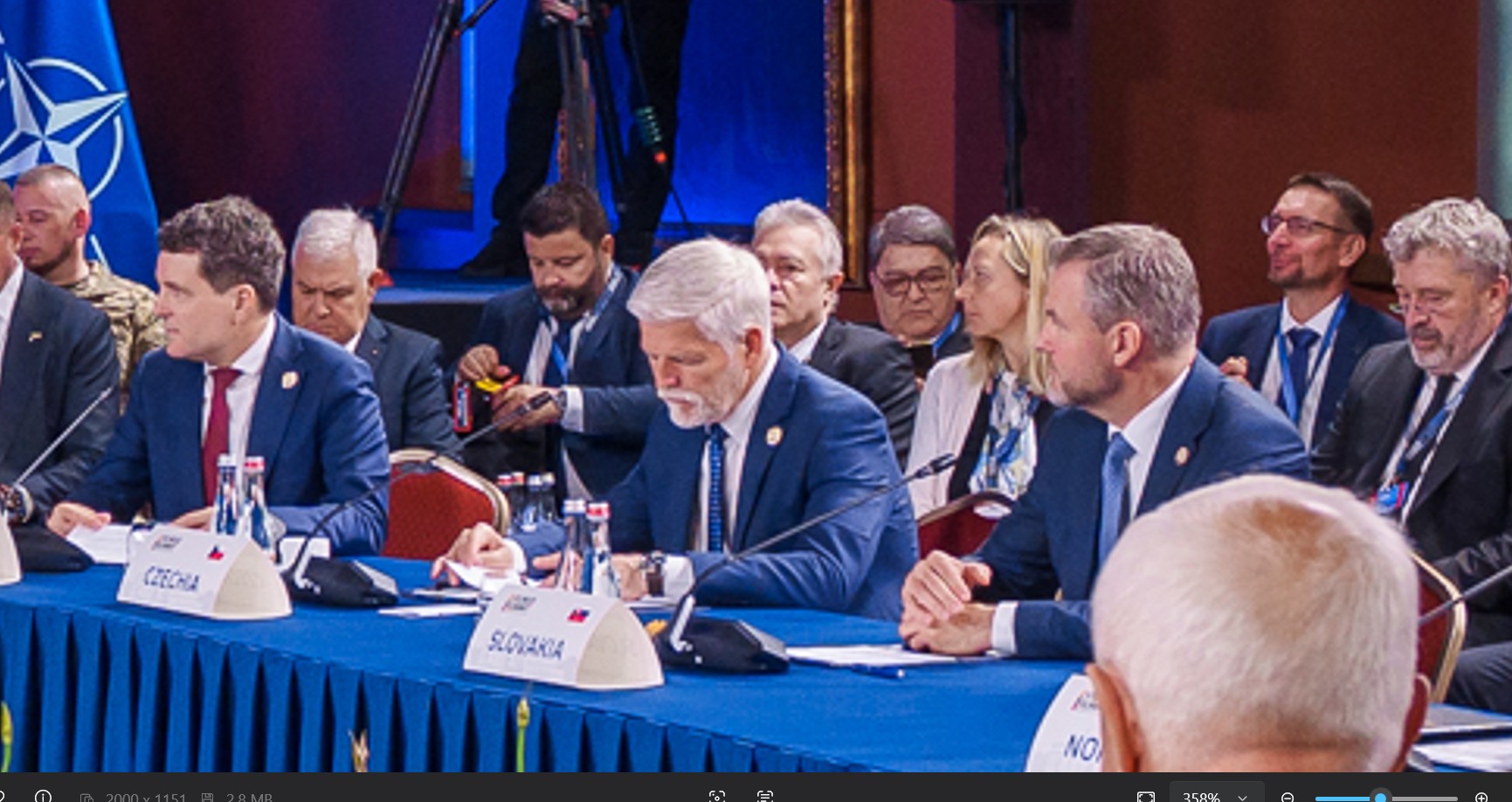 Cine e în spatele lui Nicușor la Vilnius