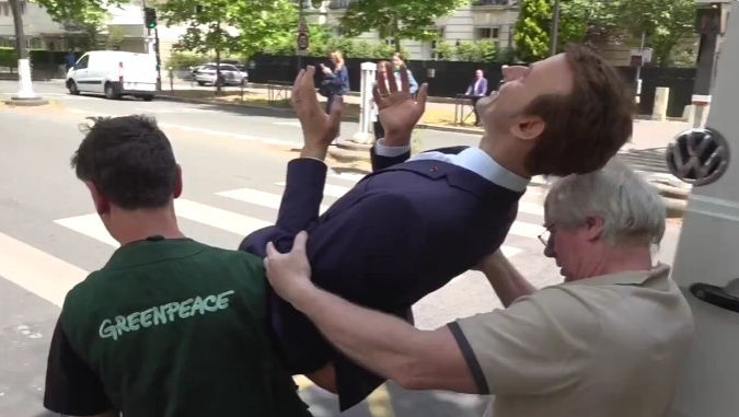 Au furat statuia lui Macron