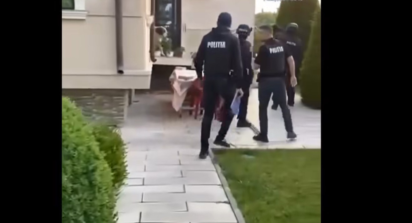 Și-ar fi însuşit peste 2.000.000 de lei din banii școlilor