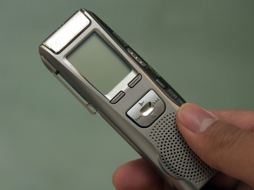 Cum alegi un reportofon spion dacă vrei să îl montezi într-un obiect de birou?