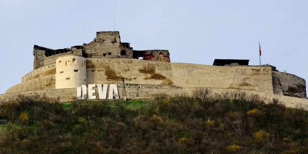 Turiștii care merg la Cetatea Deva, întâmpinați de Gardă