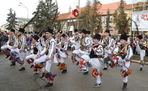 De Rusalii, călușarii alungă duhurile rele
