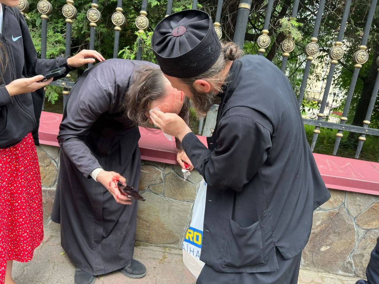 Bătaie și gaze lacrimogene la Catedrala Mitropolitană din Cernăuți (video)