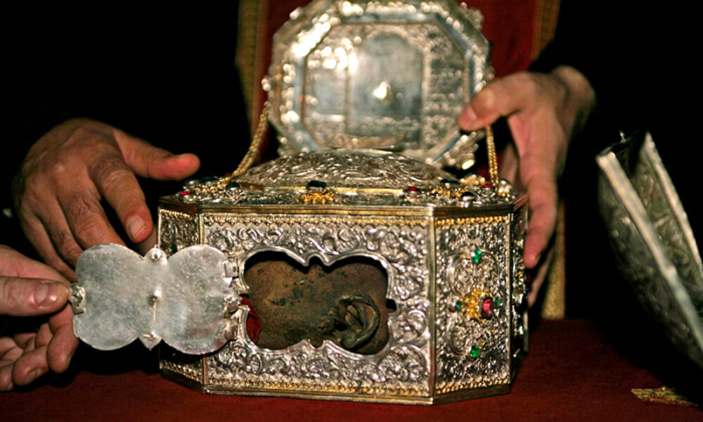 The relics of Saint John the Golden Mouth arrive in Romania