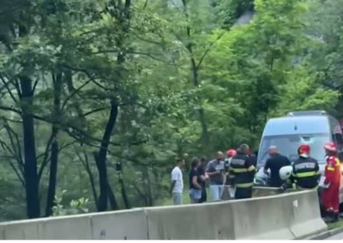 Mașină lovită de o stâncă în Defileul Jiului (video)