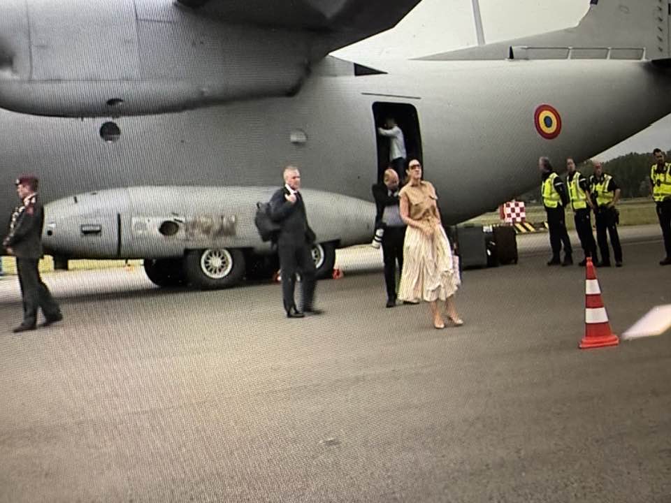 Ghici cine a fost cu Nicușor în avionul militar!!