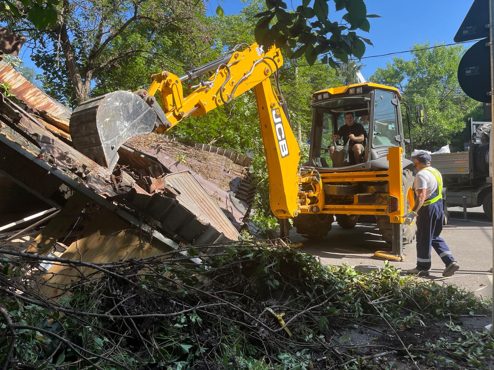 Primăria s-a pus pe demolări