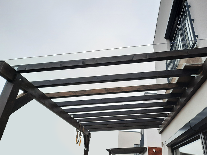 Policarbonatul compact fumuriu, soluție pentru amenajări exterioare