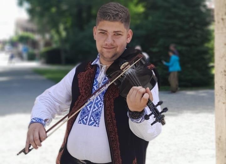 Tânăr electrocutat mortal când cânta la vioară