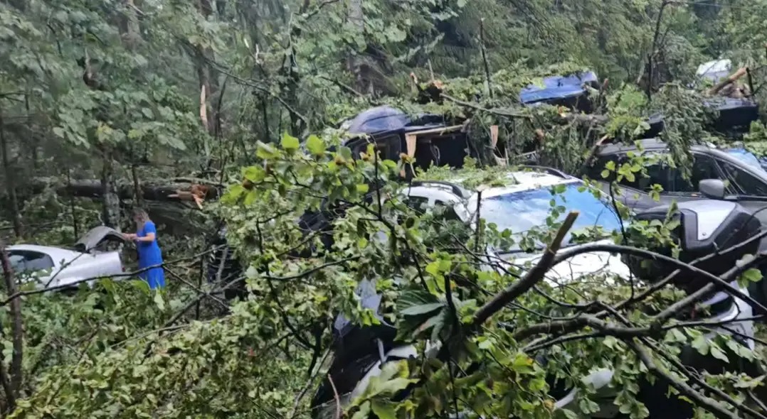 Stațiune devastată de o furtună violentă (video)