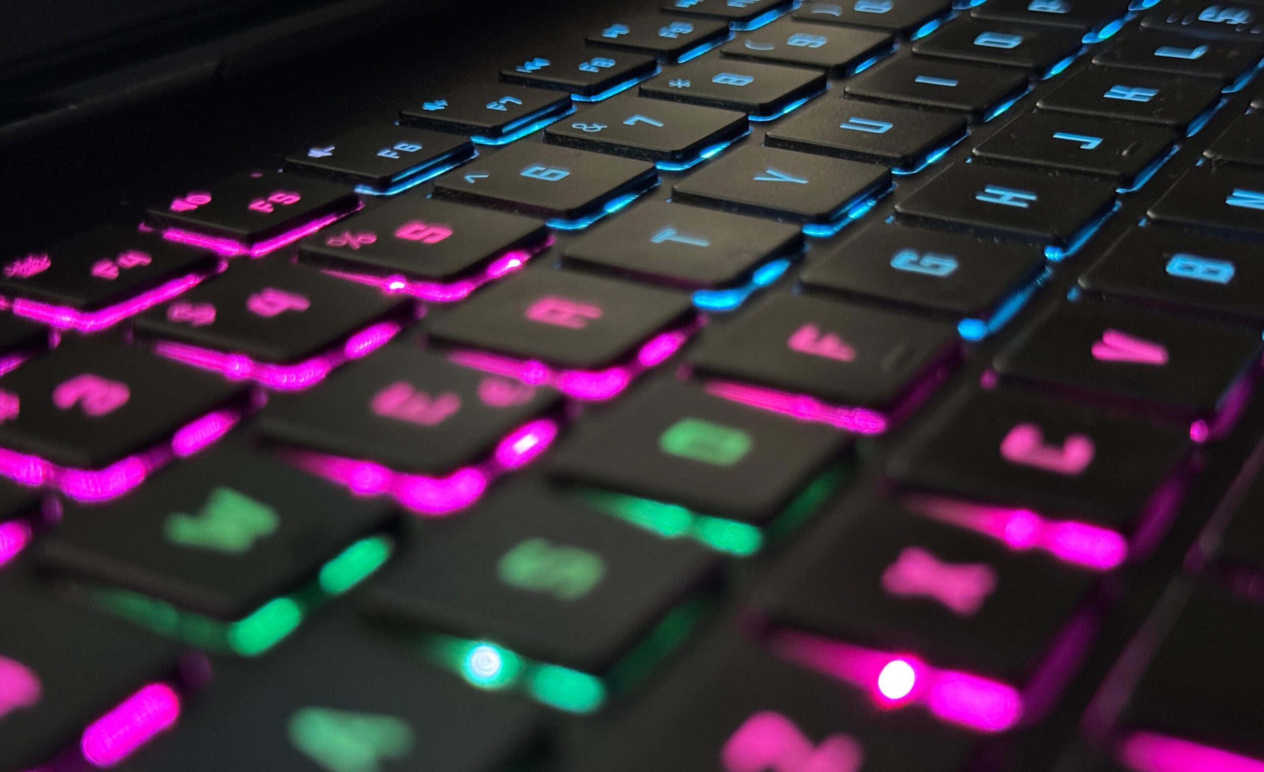 Laptopul merge greu, nu pornește sau se încinge? Uite ce poți face