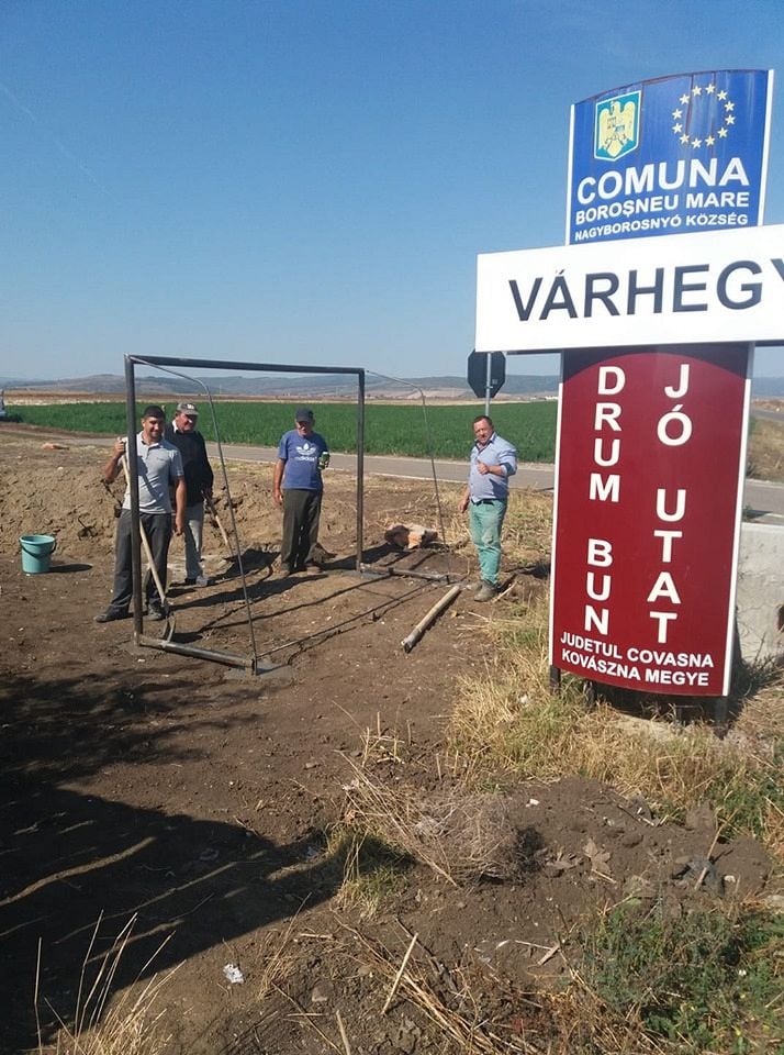 Nemulțumiri din cauza unui indicator în limba maghiară