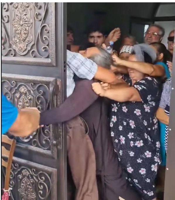 Preot tras de păr și scos cu forța din biserică (video)