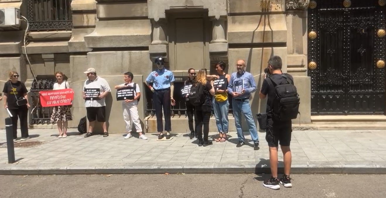 Revoltă după uciderea unei femei: „Uniformă pătată de sânge și nepăsare”