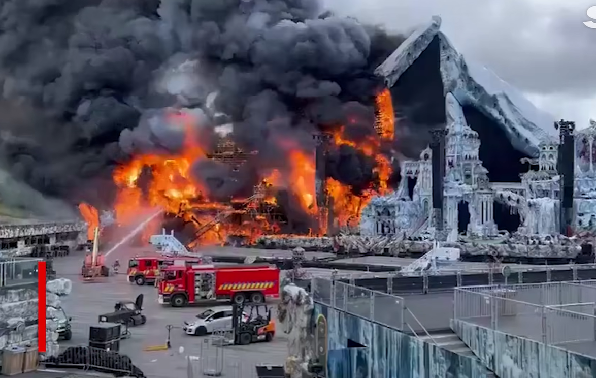 Scena  unui mare festival de muzică cuprinsă de flăcări