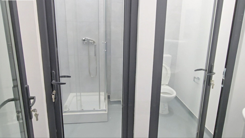 La Pașcani s-a făcut recepția. Toalete transparente, se vede tot!