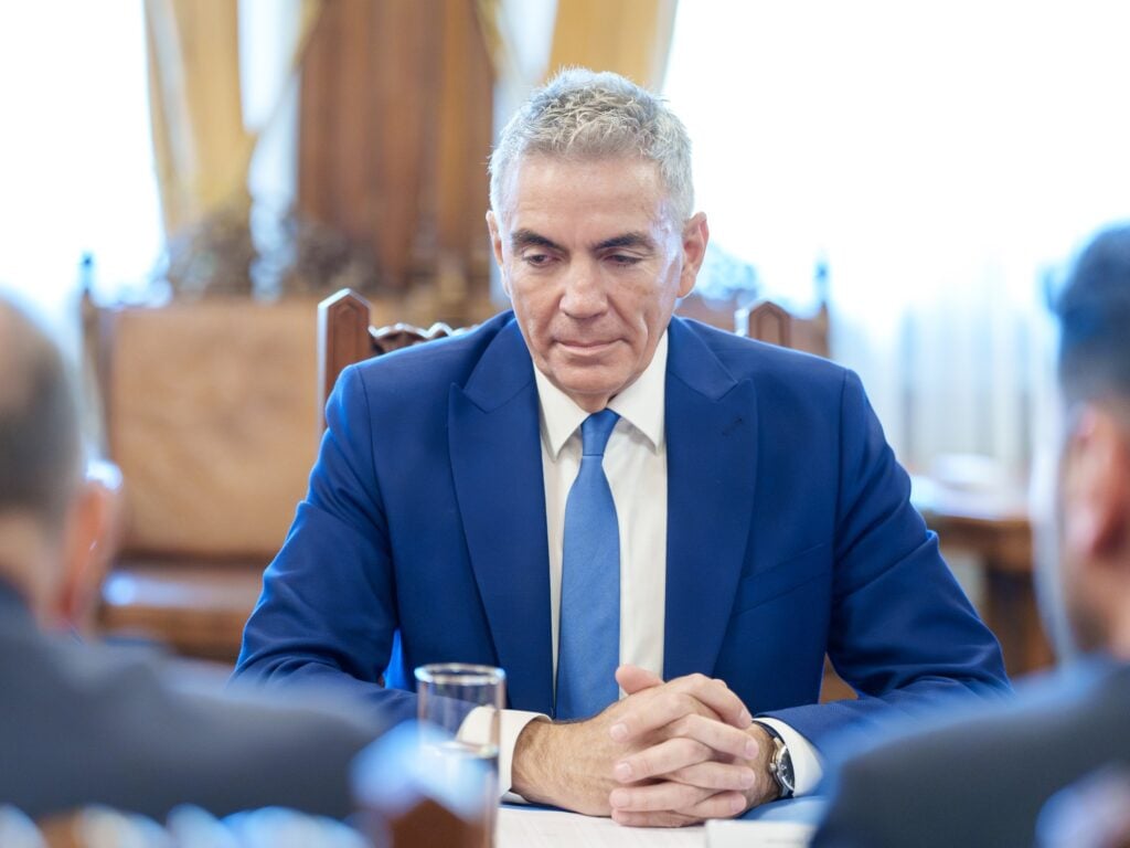 Vicepremierul pute nițel 